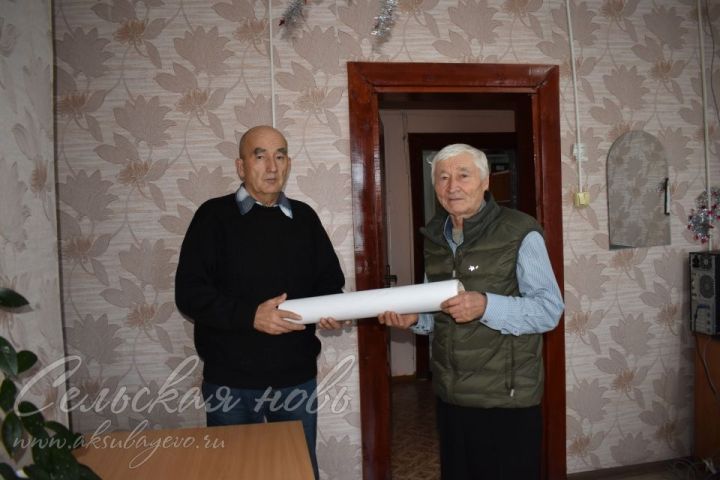Краевед района сделал подарок жителю деревни Караульная Гора