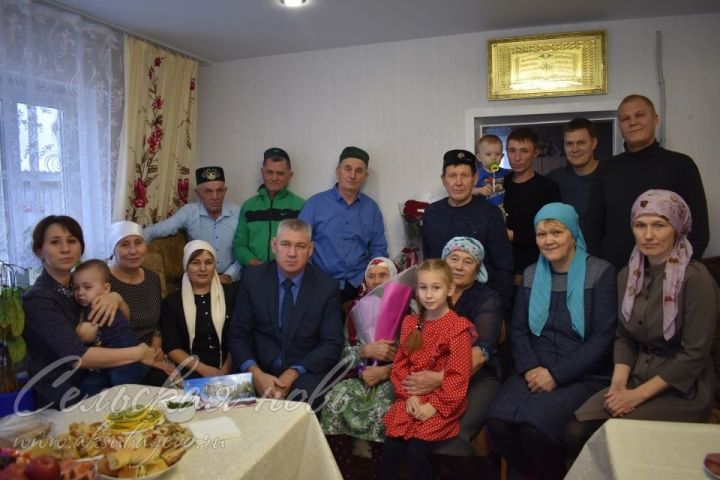 Колхоз производствосының төрле участокларында фидакарь хезмәт куйган