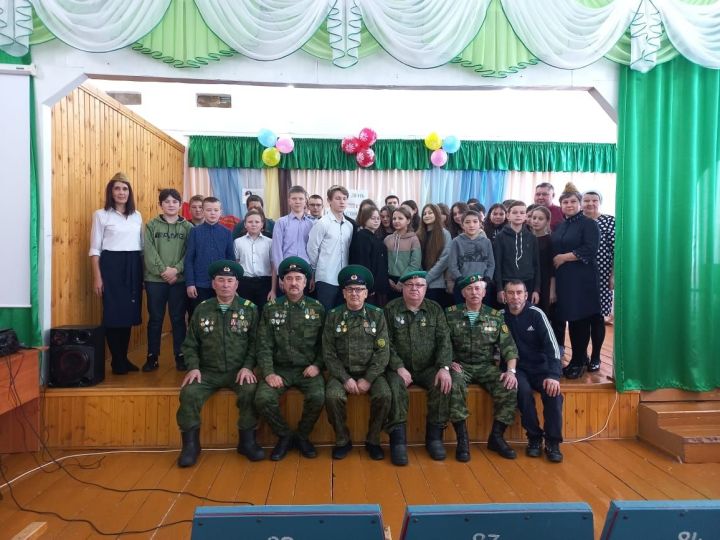 Аксубай районында ветеран-чик сакчылары балаларга Бөек Ватан сугышы солдатларының батырлыгы турында сөйләделәр