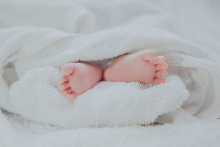 В столице РТ отец уронил двухмесячную дочку, ребенок умер
