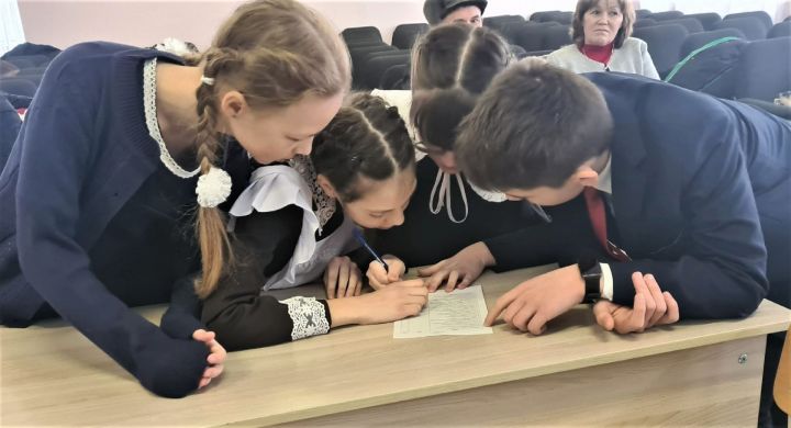Аксубай укучылары тарихны белүдә көч сынаштылар