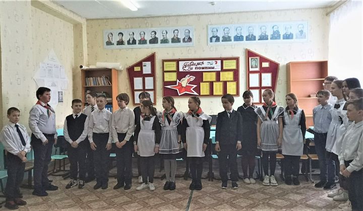 Старомокшинские школьники почтили память героев-выпускников