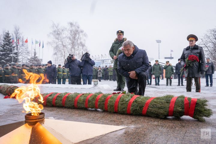 Рөстәм Миңнеханов Казан Танк училищесында Россия Геройлары бюстларын ачуда катнашты