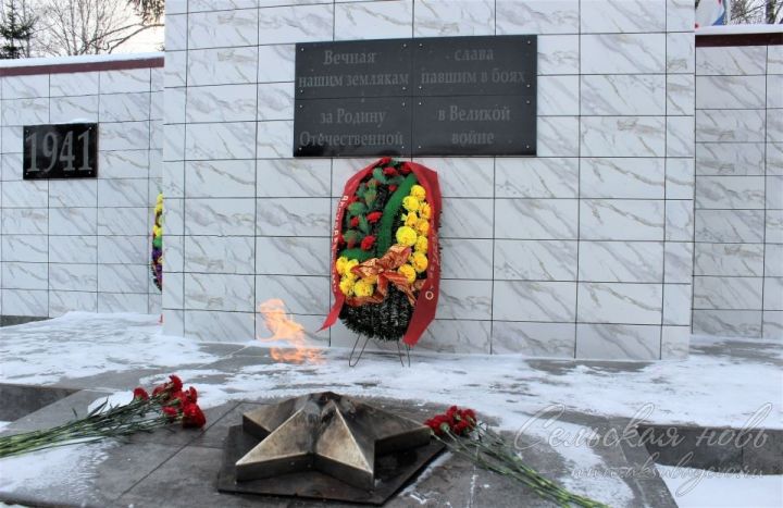 Ветераны МВД в Аксубаеве спели пеню «Вставай, страна огромная» у Вечного огня