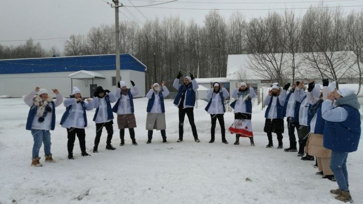 Аксубаевских ветеранов с Масленицей поздравили казанские студенты