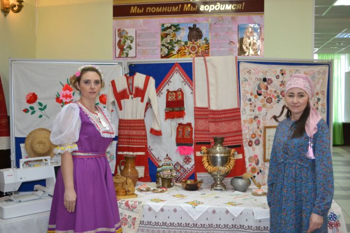 Аксубай музее сессиядә катнашучыларның игътибарын иҗат күргәзмәсе белән җәлеп итте