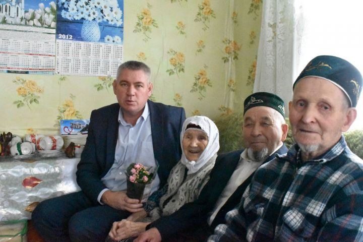 Сугыш чоры баласы, ветеран торф чыгаруда эшли һәм йортлар төзи