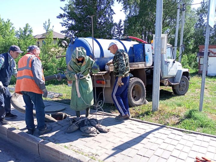 Районның коммуналь хуҗалык хезмәткәрләре километрларга сузылган су үткәргечләргә һәм канализация челтәрләренә хезмәт күрсәтәләр.