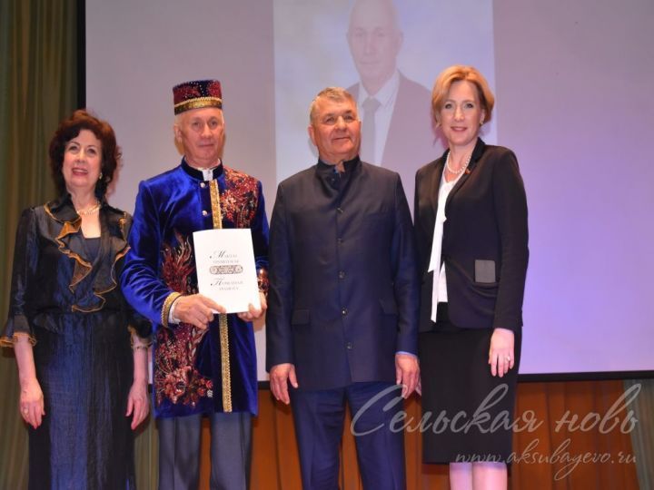 Аксубай мәдәният хезмәткәрләре лаеклы бүләкләр алдылар