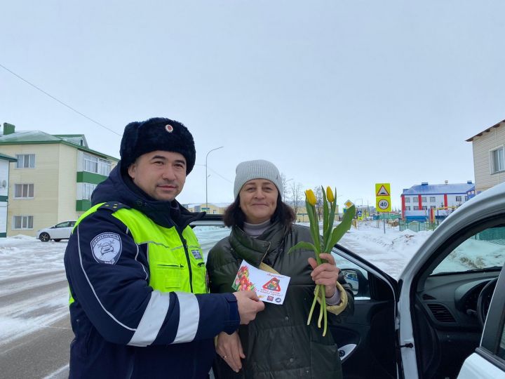 Госавтоинспекторы Аксубаевского района вышли на дорогу с цветами