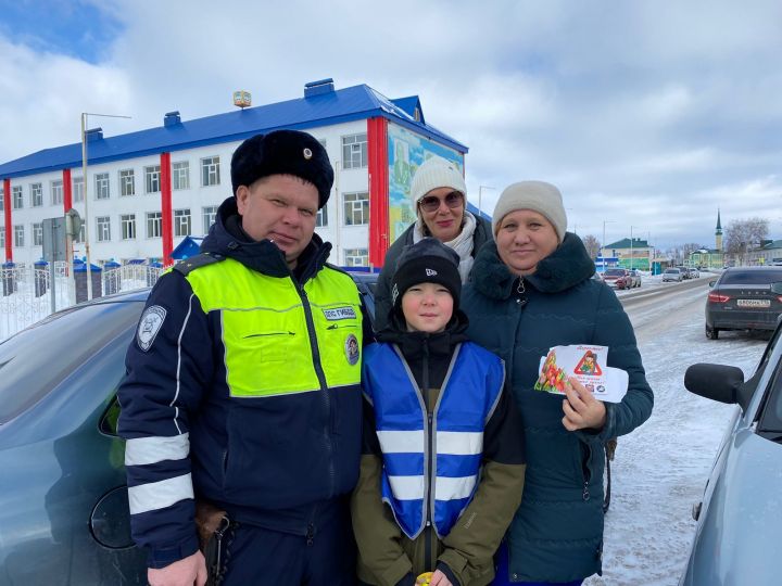 Яшь юл хәрәкәте инспекторлары Аксубай автоледиларын котладылар
