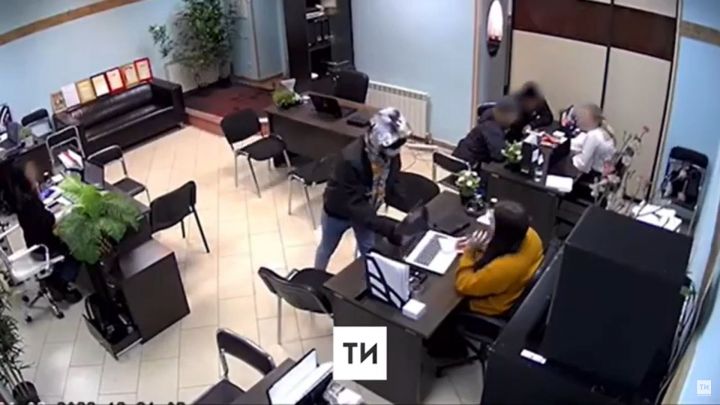 Полиция нашла казанца, который на глазах сотрудников украл из офиса ноутбук