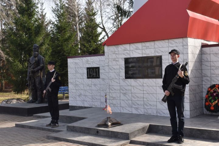 В Аксубаеве возле Вечного огня несет вахту памяти почетный караул