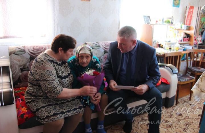 Собой закрыли девочки-подростки мешки с солью, чтобы она не растаяла под ливнем