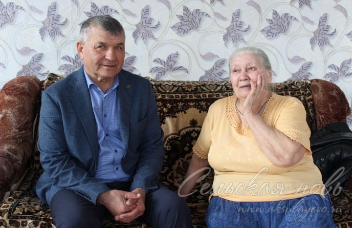 Глава Аксубаевского района Камиль Гилманов навестил родителей военнослужащего