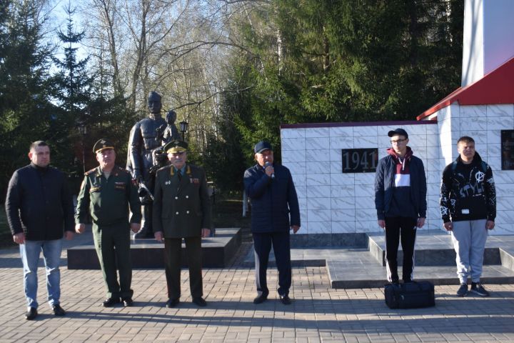 Аксубаевские парни поехали учиться военной науке