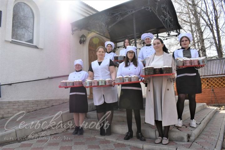 Аксубай техникумы вәкилләре чиркәү өчен бәйрәм күмәчләре алып килделәр