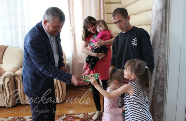 Аксубай районы башлыгы янгыннан зыян күргән гаиләнең хәлен белде