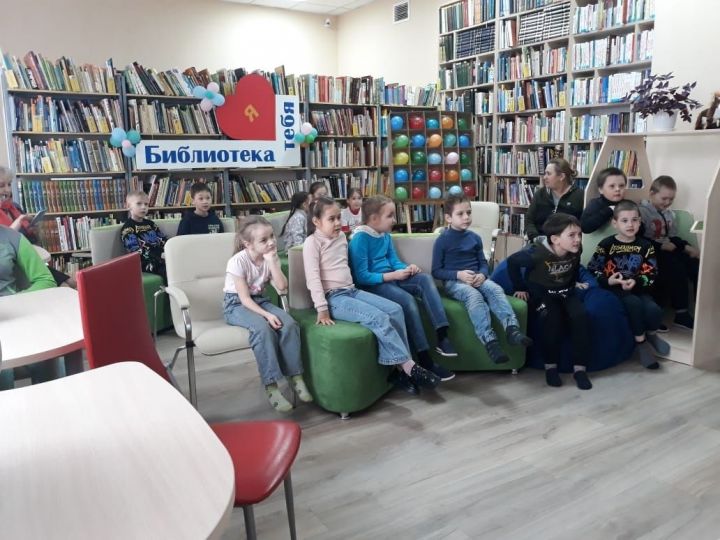В Аксубаевской детской библиотеке детей собрал кукольный театр