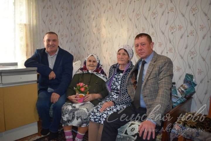 Минәфкәр, аның сеңлесе һәм энесе әниләренең төрмәдән кайтуын биш ел көтәләр