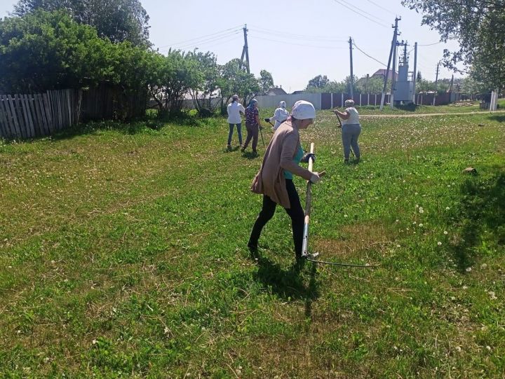 Сельские работники культуры Аксубаевского района проводят «чистые четверги»