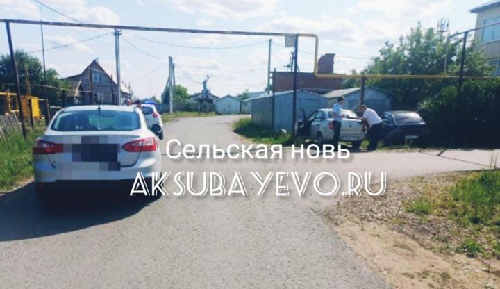 В Аксубаевском районе двое несовершеннолетних на самокате въехали в автомобиль