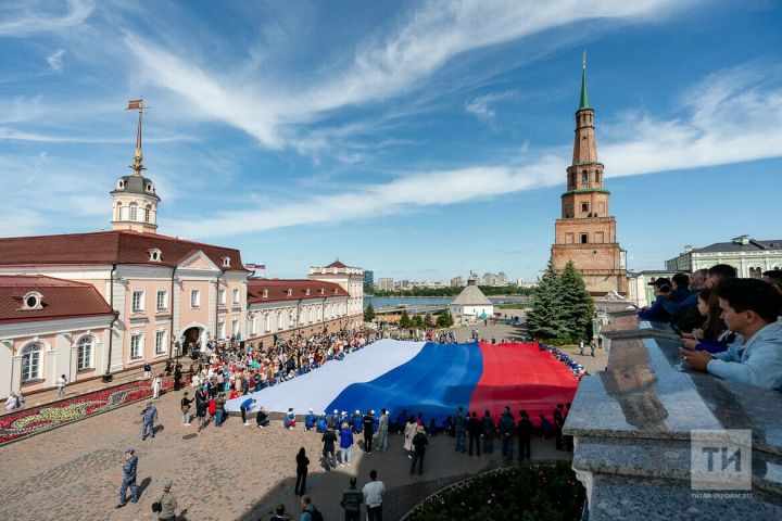 На площади Первого мая казанцы развернули огромный флаг России