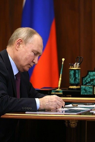 Путин подписал открытки с детскими рисунками, которые передадут бойцам в зоне СВО