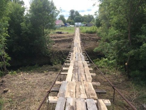В селе Нижняя Баланда обновили висячий мост и реконструировали родник