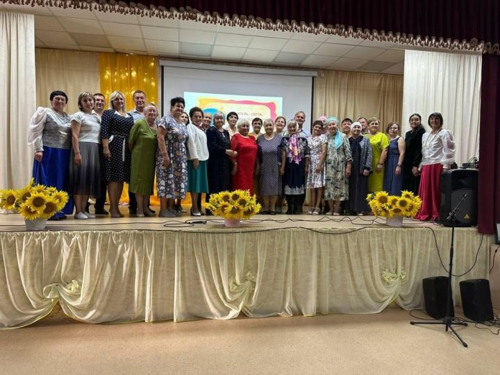Праздничный концерт подарили работники Мюдовского дома культуры учителям-ветеранам