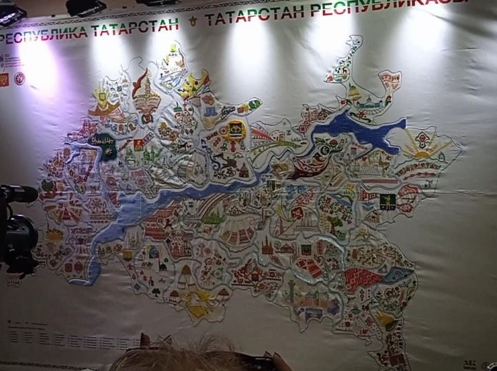 Уголок Аксубаева помещен на вышитой карте Татарстана