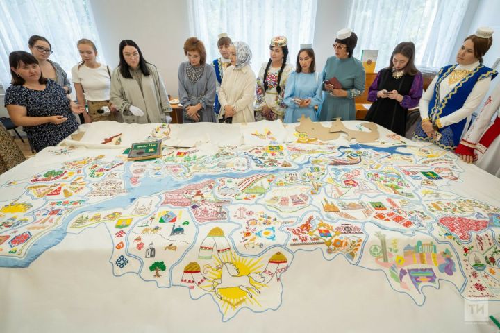«Узором вышита история»: Казань представила вышитую карту Татарстана