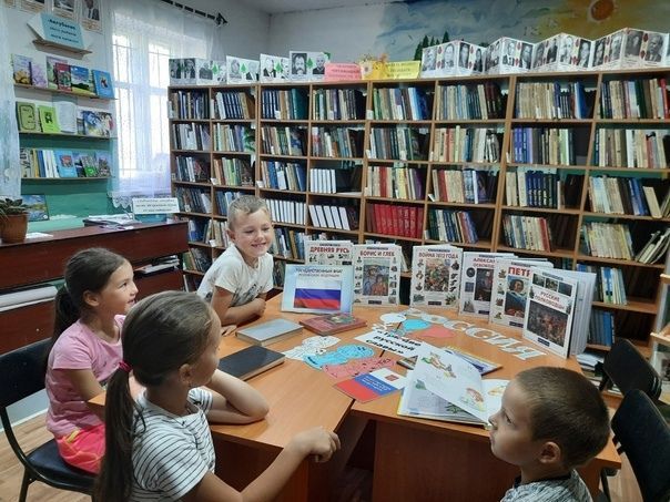 В сельской библиотеке выставку посвятили Флагу России