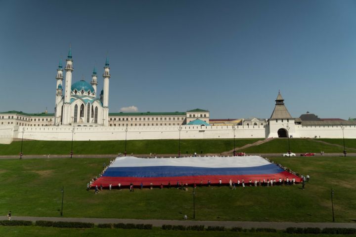 Самый большой флаг России в ПФО развернули в Казани под Кремлем