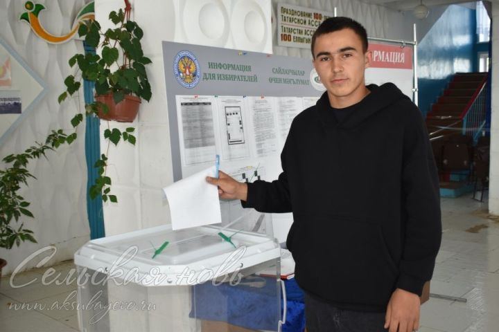 На избирательном участке в Аксубаевском районе впервые голосующему вручили подарок