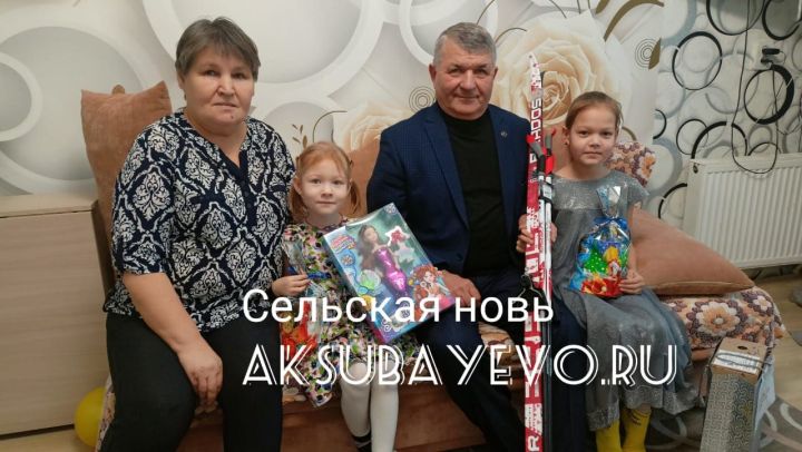 Теләкләр чыршысы: Камил Гилманов 10 яшьлек Викториягә чаңгы комплекты бүләк итте