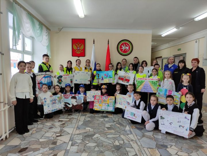 Юные инспекторы дороги напомнили о необходимости соблюдать Правила дорожного движения