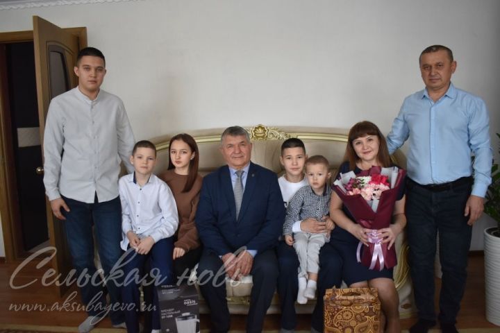 Аксубаевскую многодетную семью Ханифовых посетил руководитель района