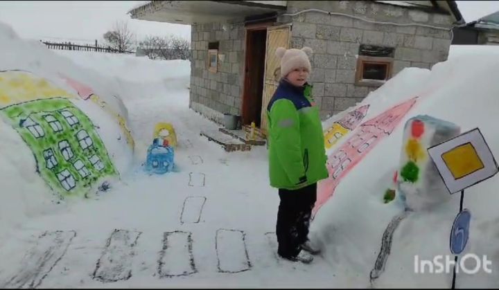 Юная блогер из Аксубаева построила с мамой снежный автогородок
