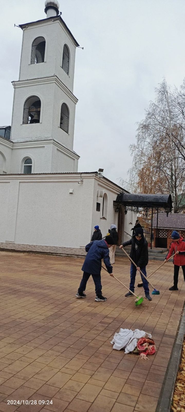 Аксубай укучылары гыйбадәтханә территориясендә тәртип урнаштырырга ярдәм иттеләр