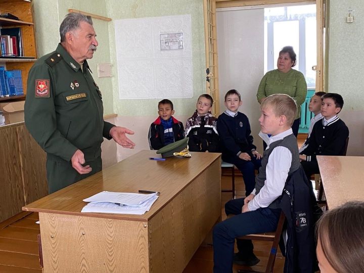 Генерал-майор поделился воспоминаниями о первом учителе