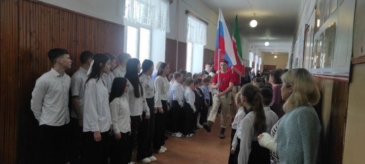 В Аксубаевской школе прошла торжественная линейка с участием Генерал-майора Анатолия Молоствова