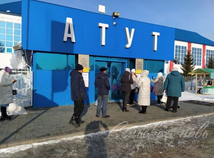 На Аксубаевском избирательном участке 571 избирателей встречают патриотическими песнями и угощают шашлыками