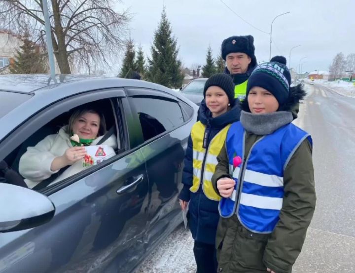 Аксубаевских автоледи поздравили ЮИДовцы