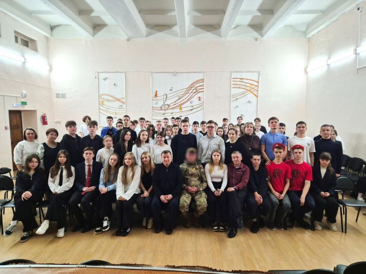 Герой белән очрашу: өченче мәктәп укучылары өчен батырлык һәм патриотизм дәресләре