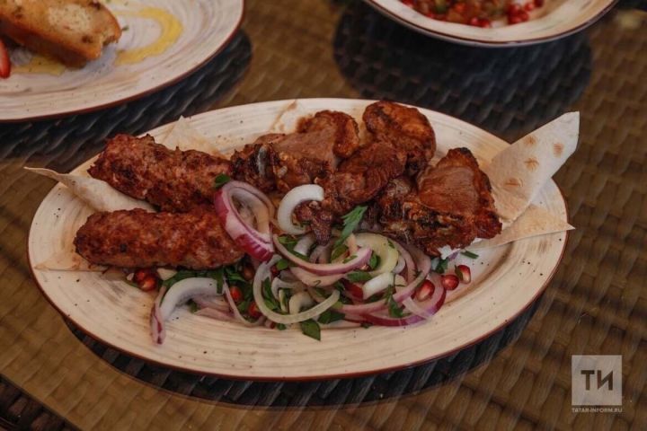 Получается вкусная и сочная: рецепт тушеной печени