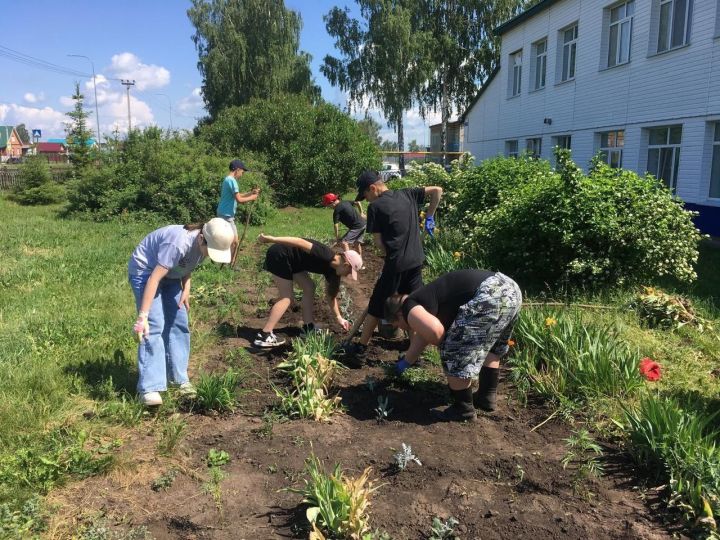 Ребята из пришкольного лагеря украшают планету