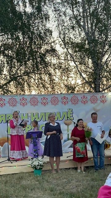 Авыл бәйрәмендә юбиляр гаиләләрне һәм махсус хәрби операциядә катнашучыларның хатыннарын хөрмәтләделәр