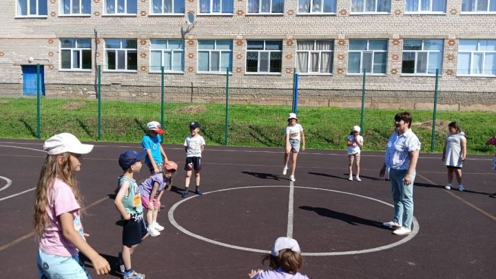 В пришкольном лагере дети демонстрировали таланты