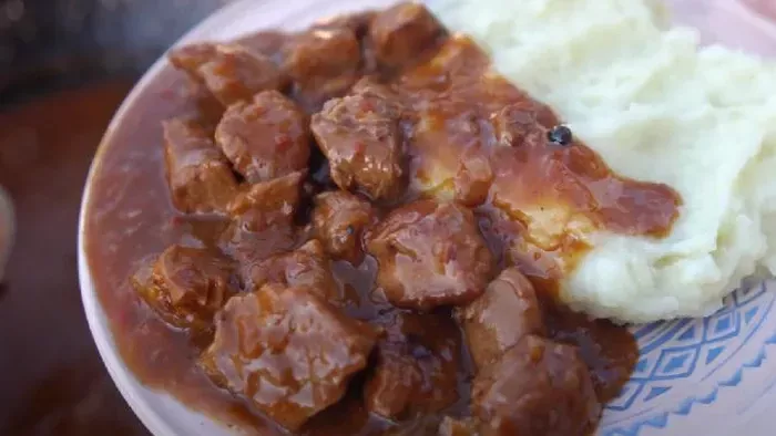 Гуляш в котелке: рецепт сытного мясного блюда